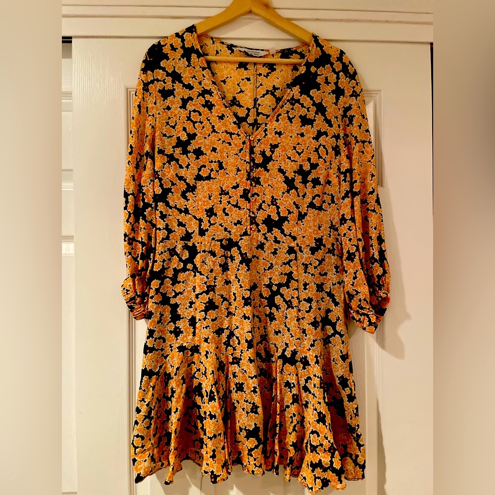 & Other stories dress with 3/4 sleeves and flare skirt with button detail top.